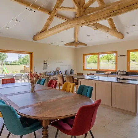 Сasa de vacaciones Familial Avec Piscine Privée, Proche D'angers Et Du Zoo De La Flèche - Fr-1-622-65 Baugé